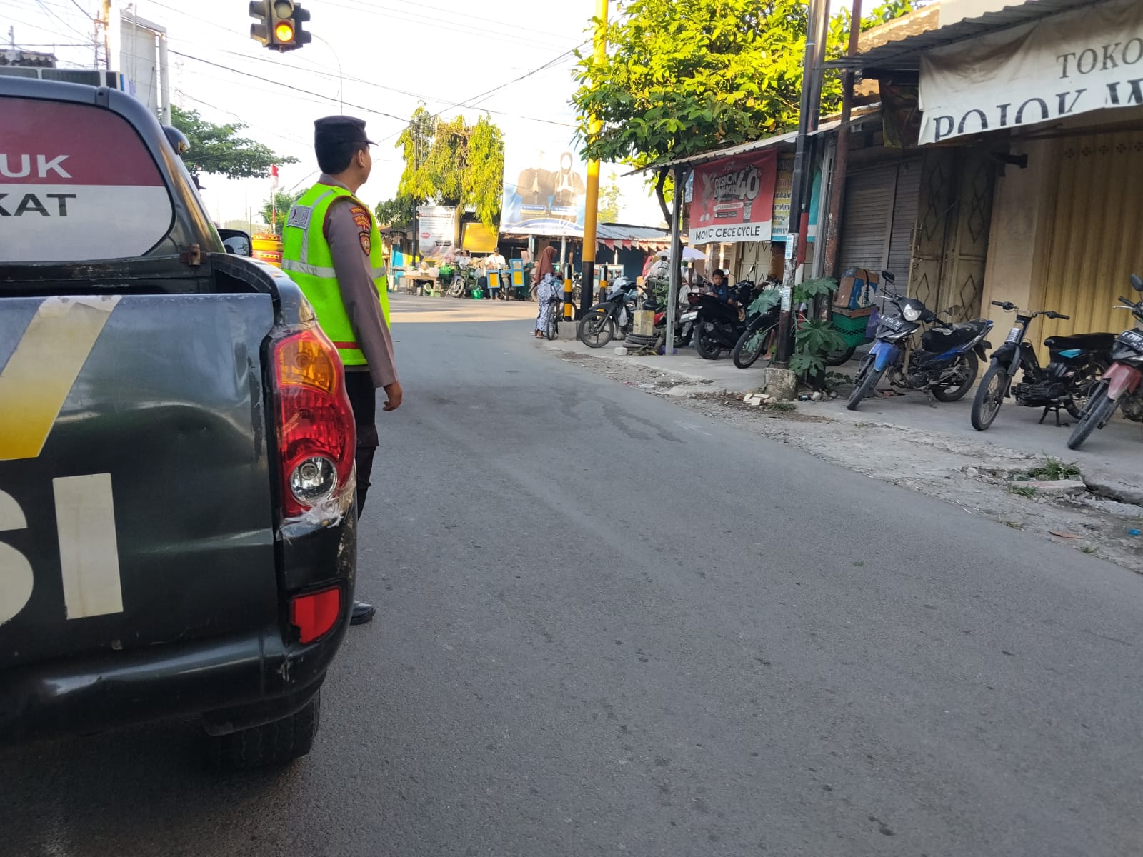 Polsek Tambakrejo laksanakan pengaturan Pagi di jalur padat kendaraan