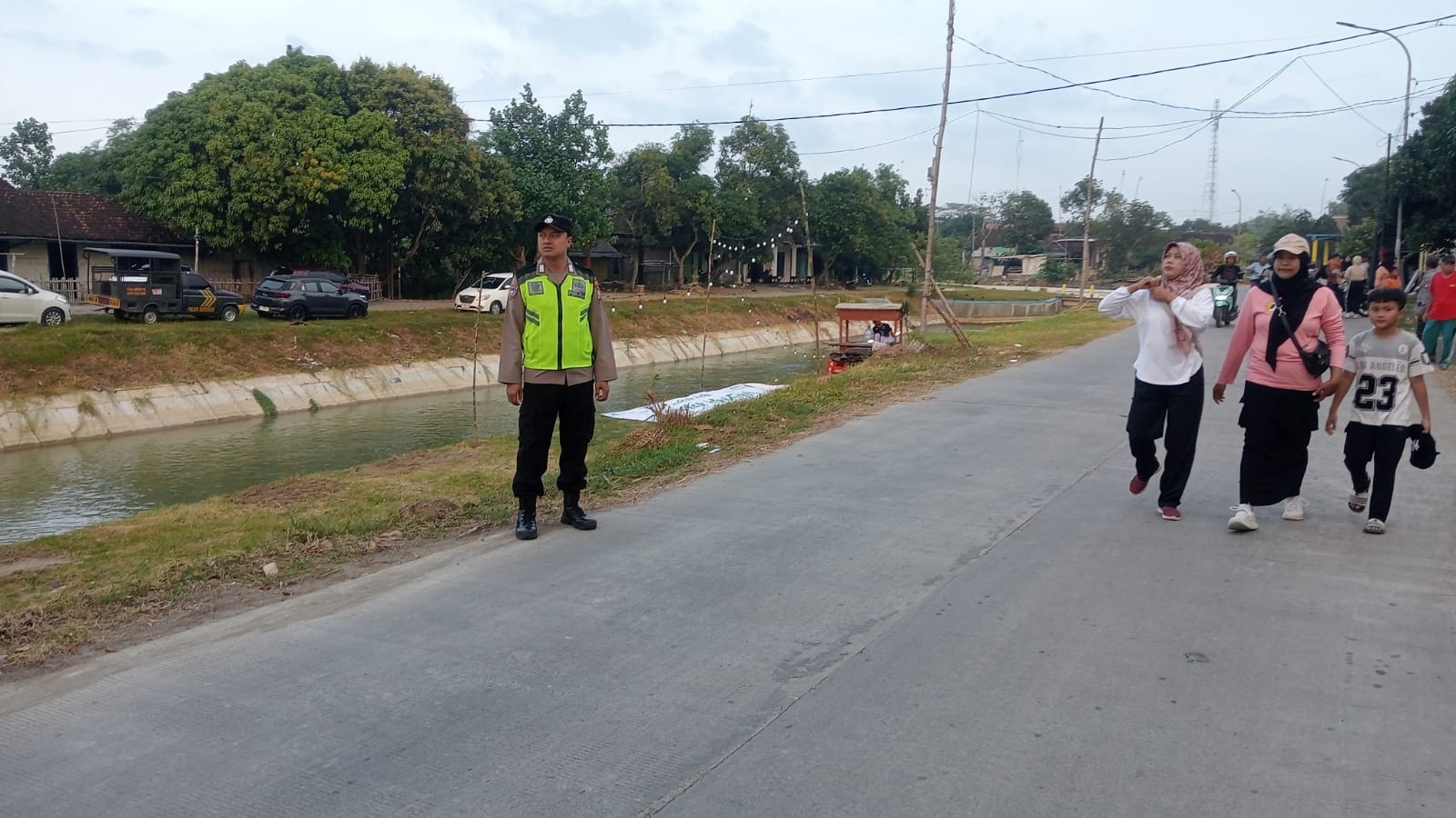 Piket jaga polsek Sukosewu laksanakan sapa pagi*