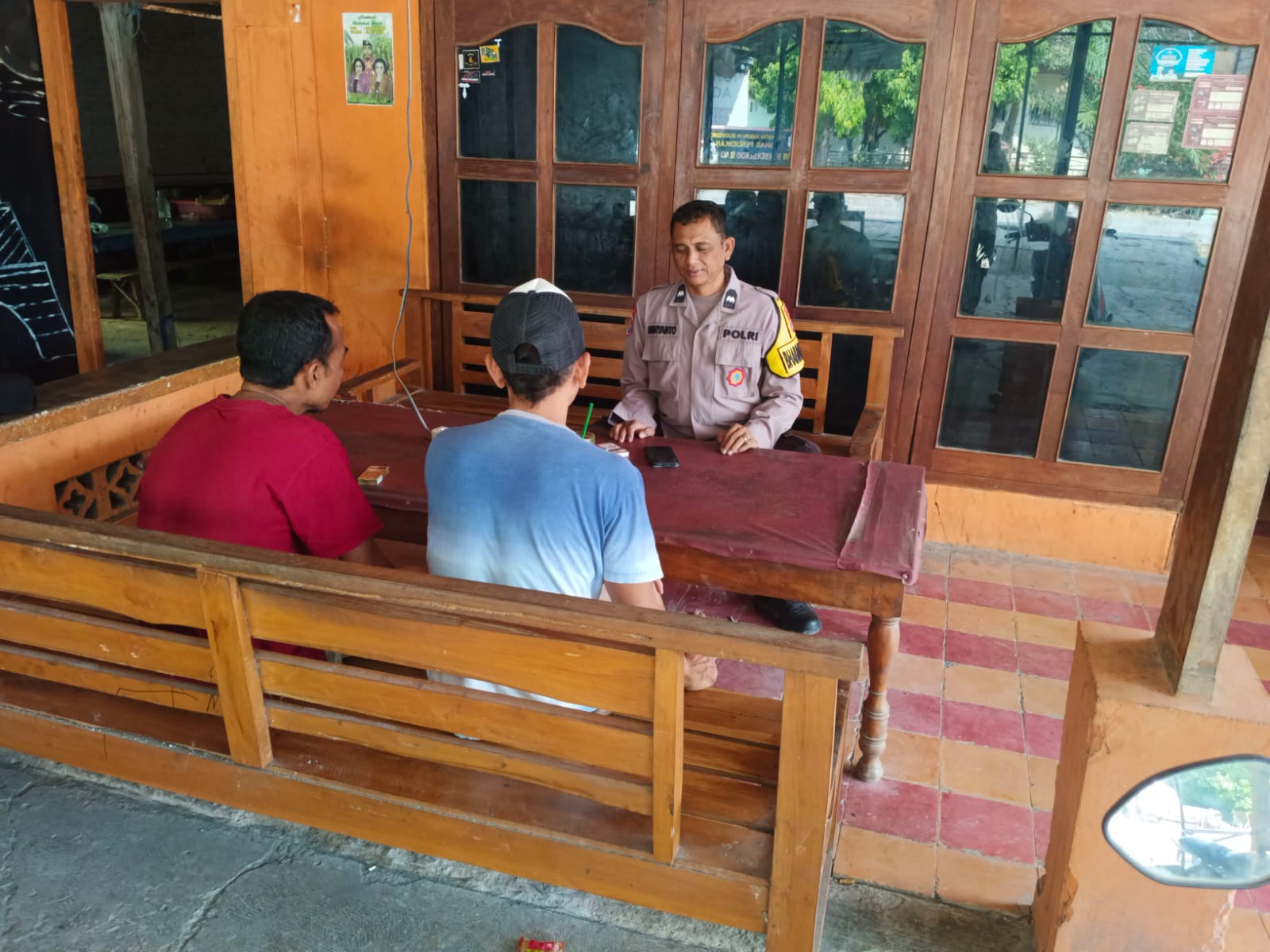 Bhabinkamtibmas Desa Sumberbendo Polsek Bubulan Sambang Dan Dialogis Dengan Warga Masyarakat