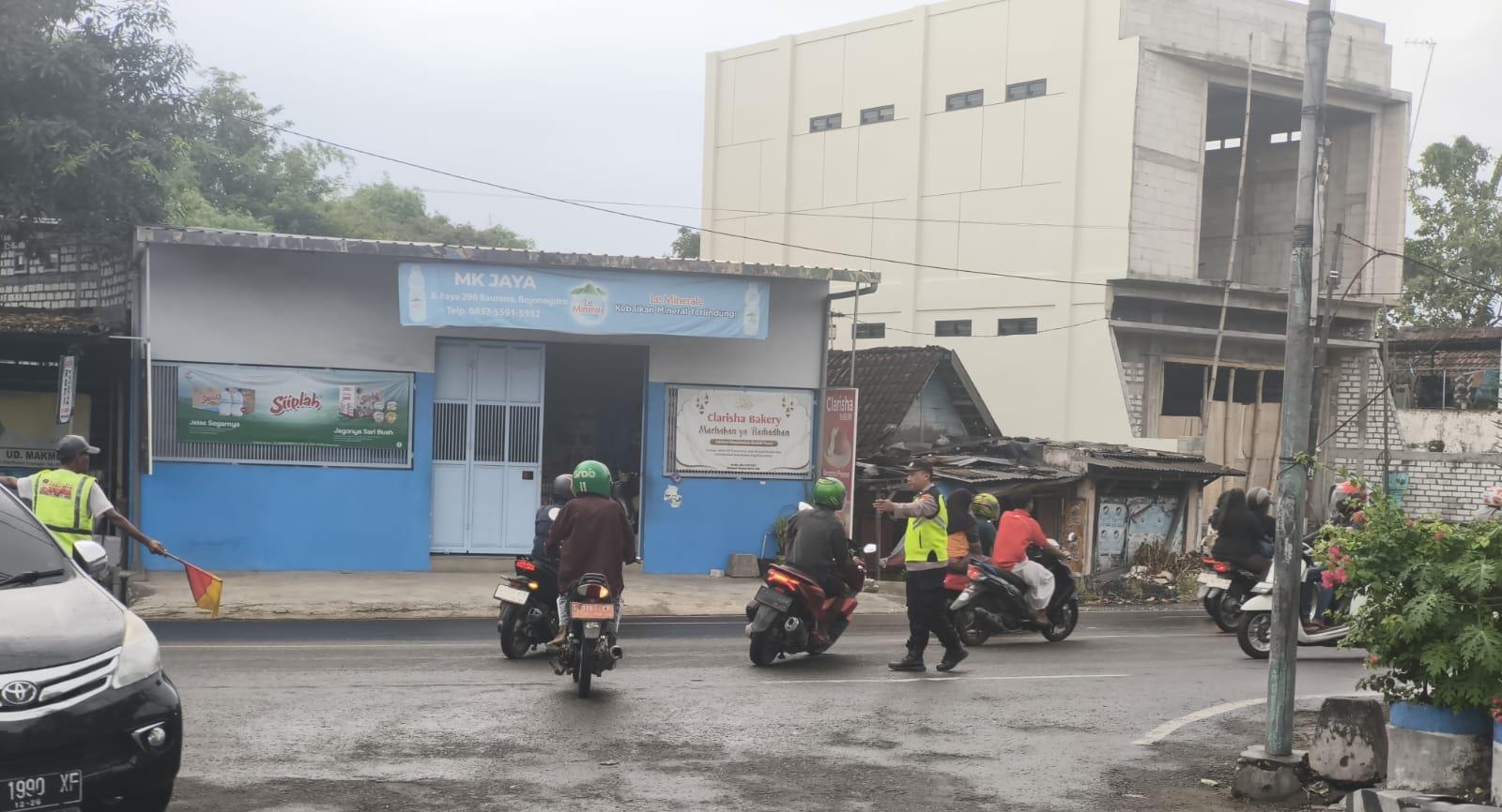 Pastikan Kelancaran Lalulintas , Polsek Baureno Laksanakan Sapa Pagi
