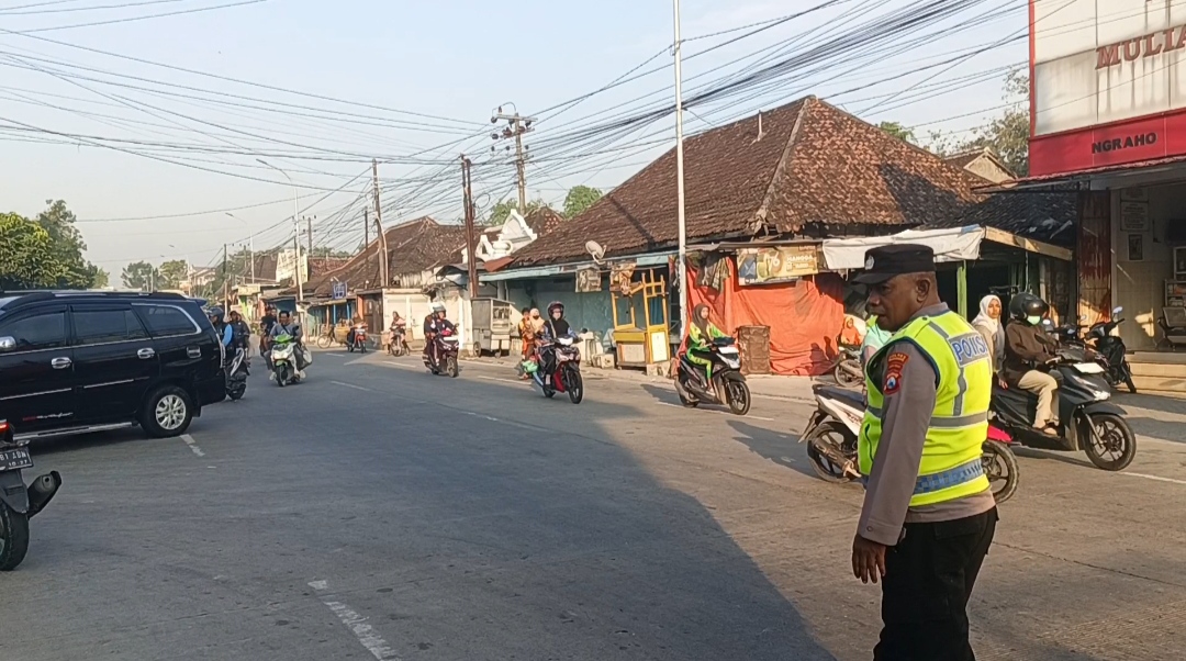 Polsek Ngraho Laksanakan Pelayanan di Pagi hari, Sapa Pengguna Jalan