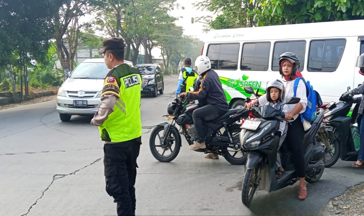 Personel Polsek Kalitidu Turun Jalan Melaksanakan Pengaturan Arus Lalu lintas