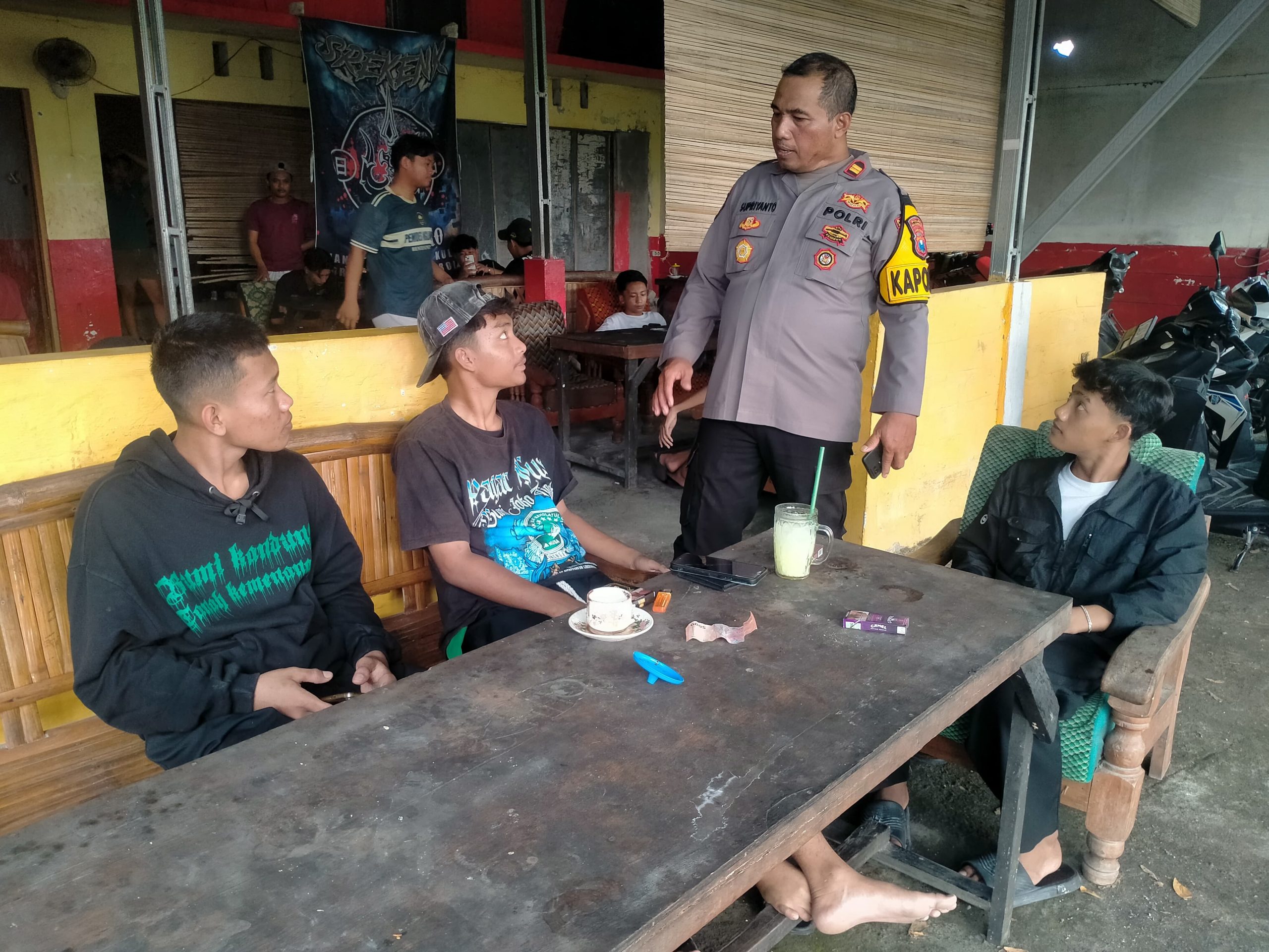 Pastikan Situasi Kondusif, Kapolsek Kepohbaru Pimpin Patroli Dialogis