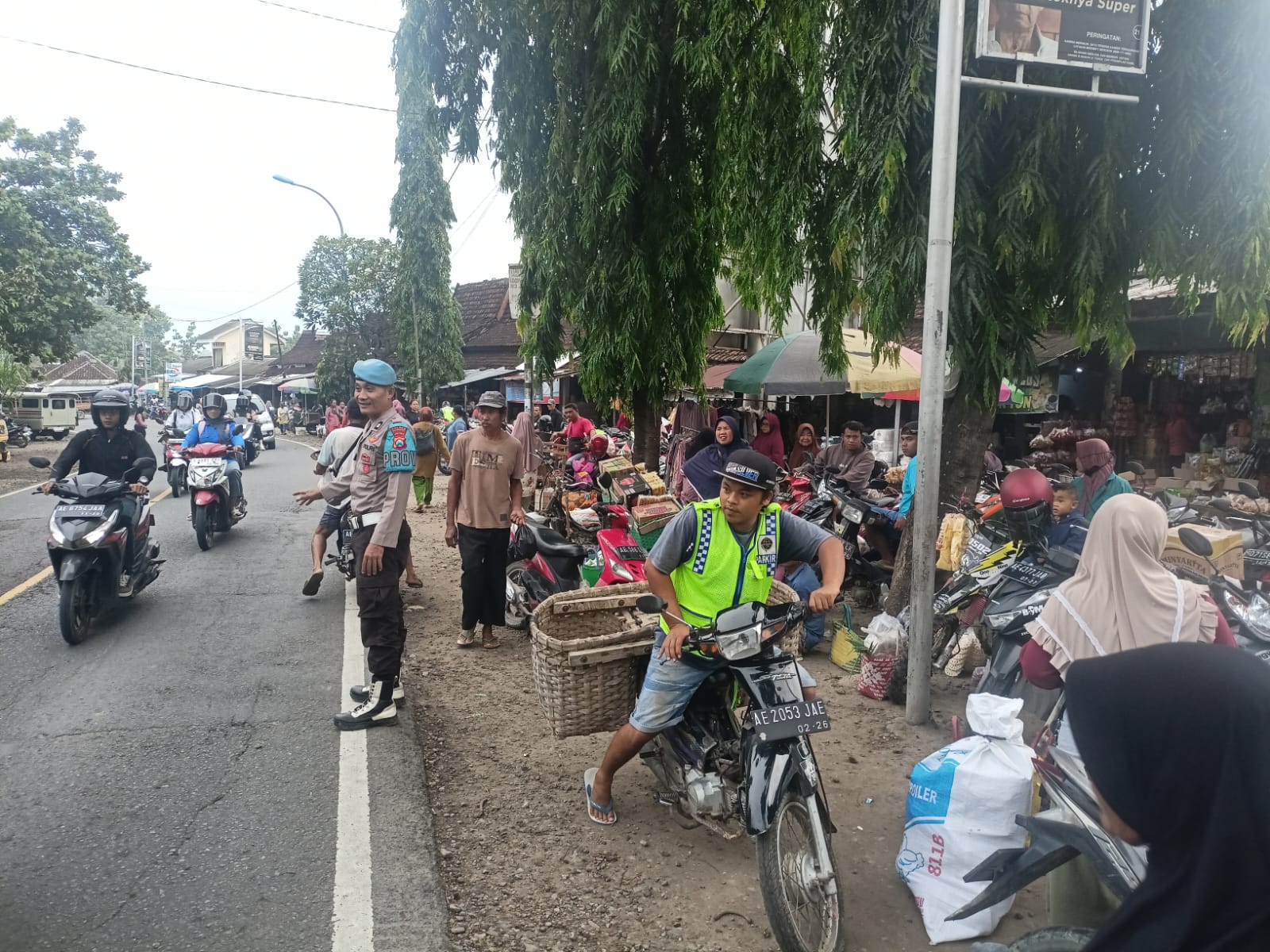Polsek Margomulyo Pengaturan Arus Lalulintas di Pasar Gubuk Dhuwur Desa Margomulyo