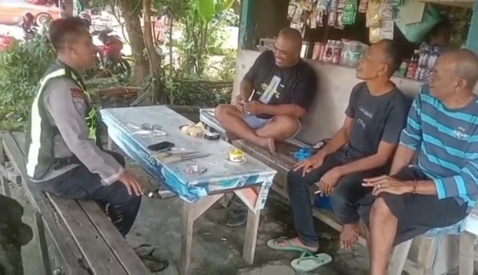 Antisipasi Tindak Kejahatan 3C, Polsek Trucuk Laksanakan Patroli Dialogis Siang Hari Di Warung Kopi