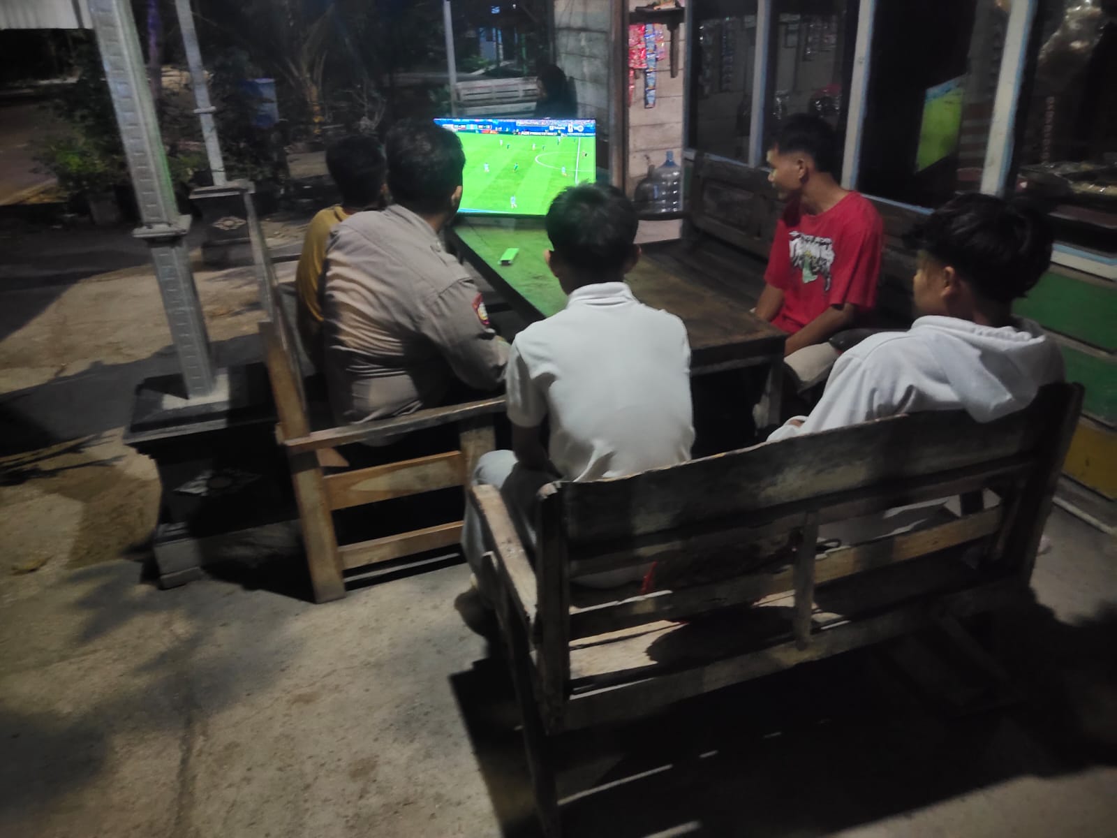 Polsek Ngraho melaksanakam Nobar Piala Dunia 2026 Bersama Warga, Pererat Kedekatan Polri dengan Masyarakat