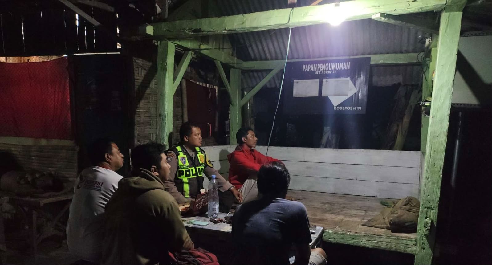 Bhabinkamtibmas Desa Sumuragung Gelar Nobar Bersama Warga, Perkuat Kedekatan dan Jaga Kamtibmas
