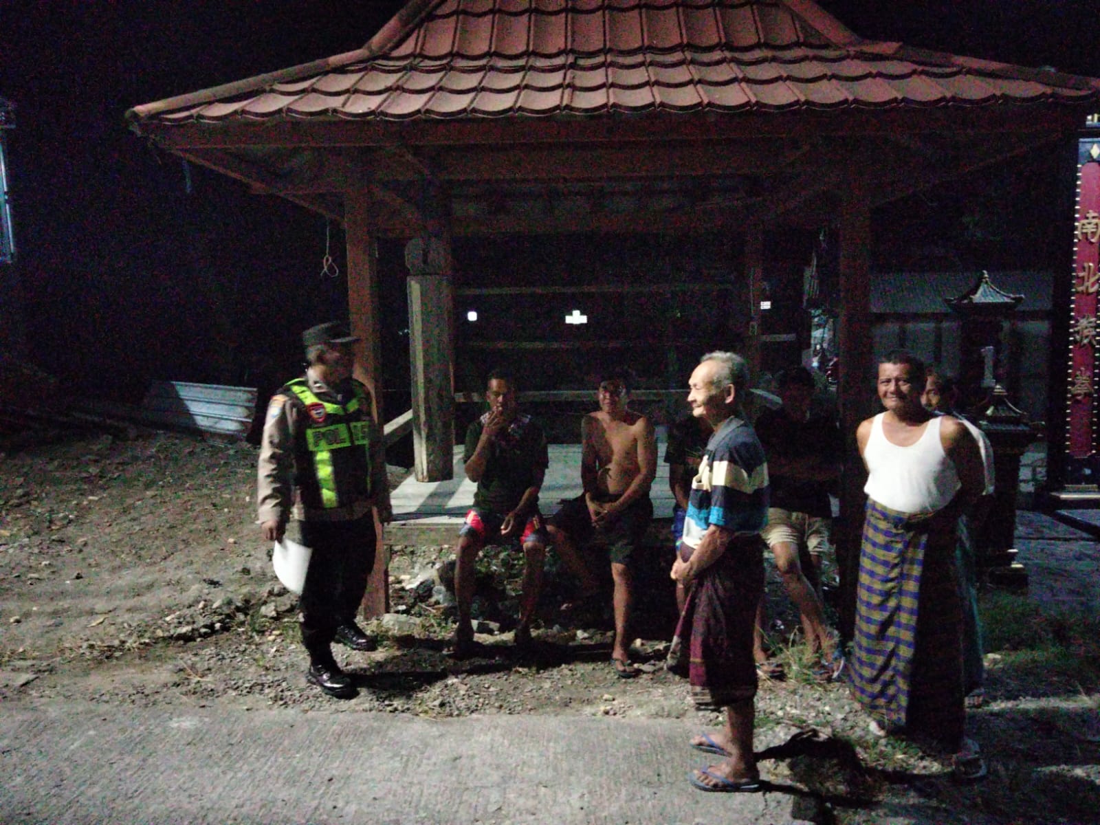 Anggota Polsek Gondang Melaksanakan Pengecekan Poskamling Di Salah Satu Desa Di Wilayah Kec. Gondang