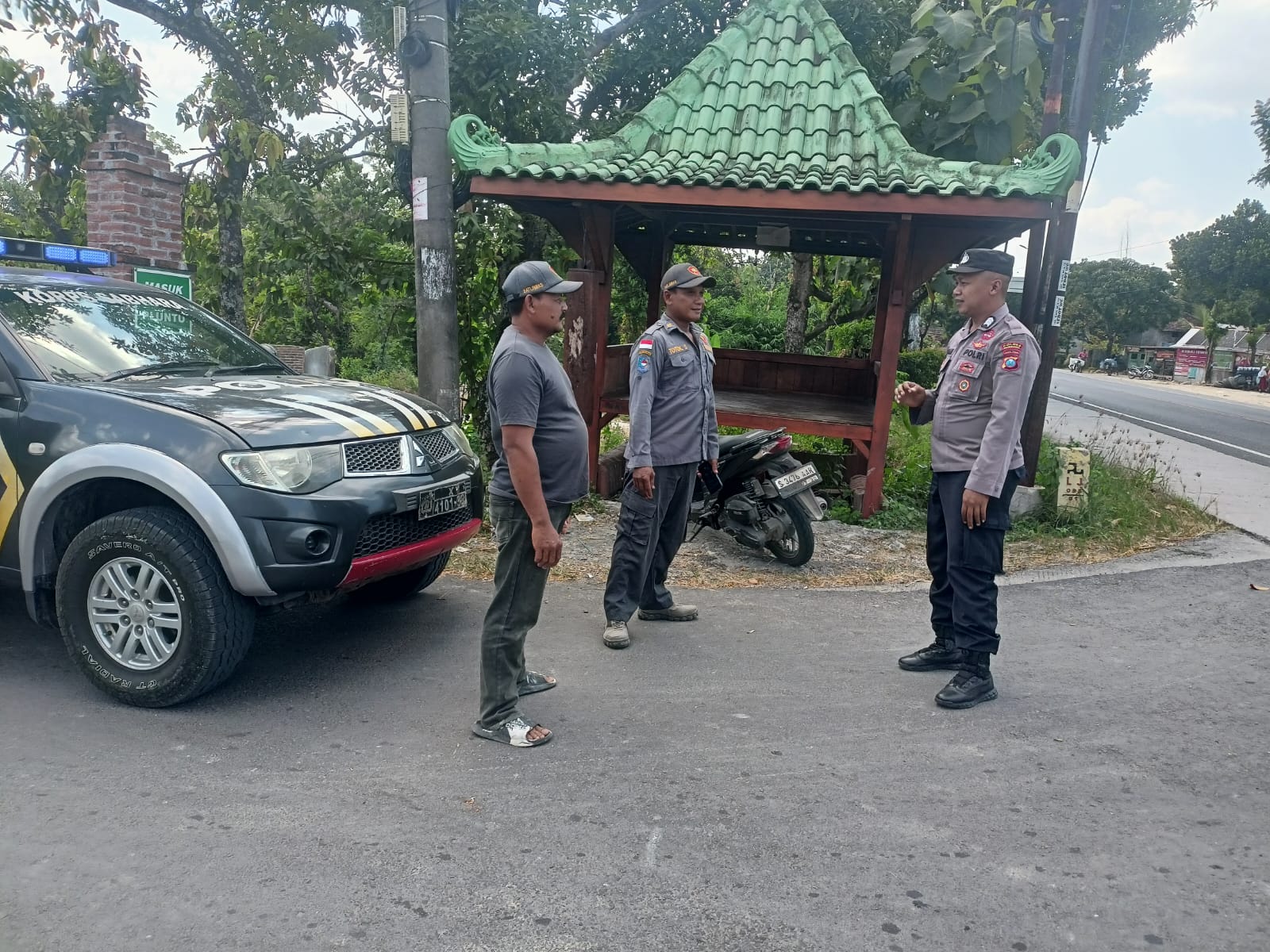 Bhabinkamtibmas Dialogis dengan Warga Masyarakat di Pos Kampling Desa Ngelo