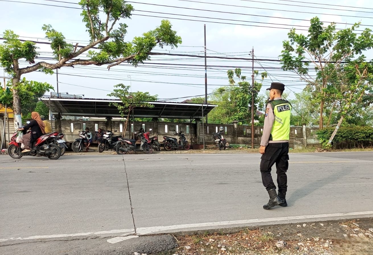 Anggota Polsek Kalitidu Melaksanakan Pengaturan Arus Lalu Lintas, Cegah Terjadinya Laka Lantas