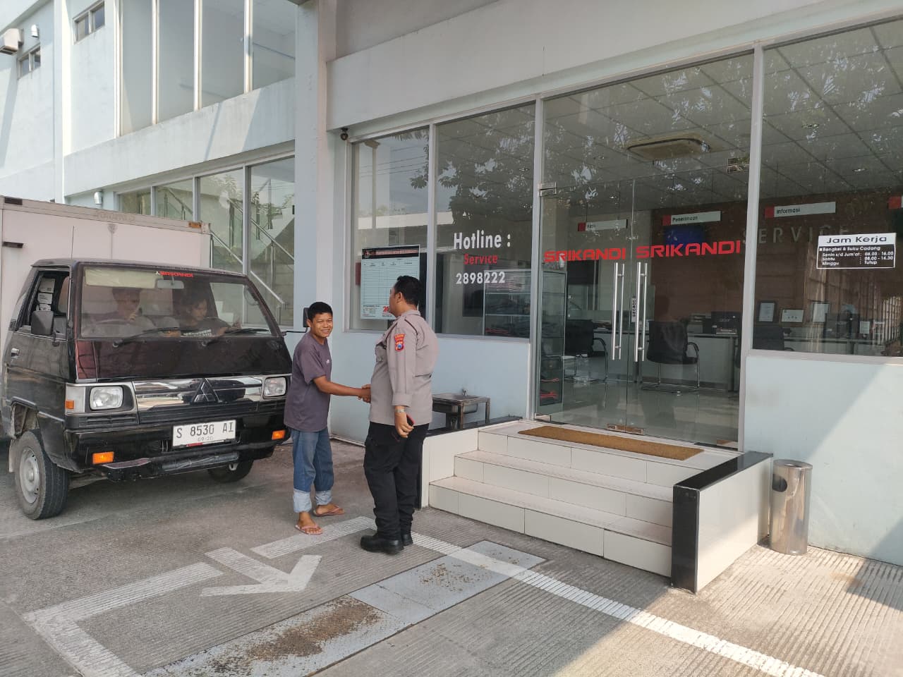 Polsek Kapas Laksanakan Sapa Siang Patroli di Bengkel Mitsubishi Desa Sukowati, Temui Pelanggan Servis Mobil