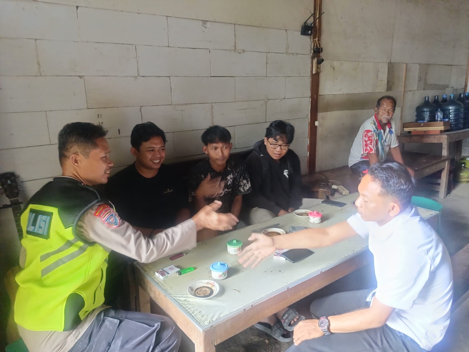 Petugas Jaga Polsek Margomulyo Giat Patroli Dialogis dan Memberikan Himbauan Kamtibmas