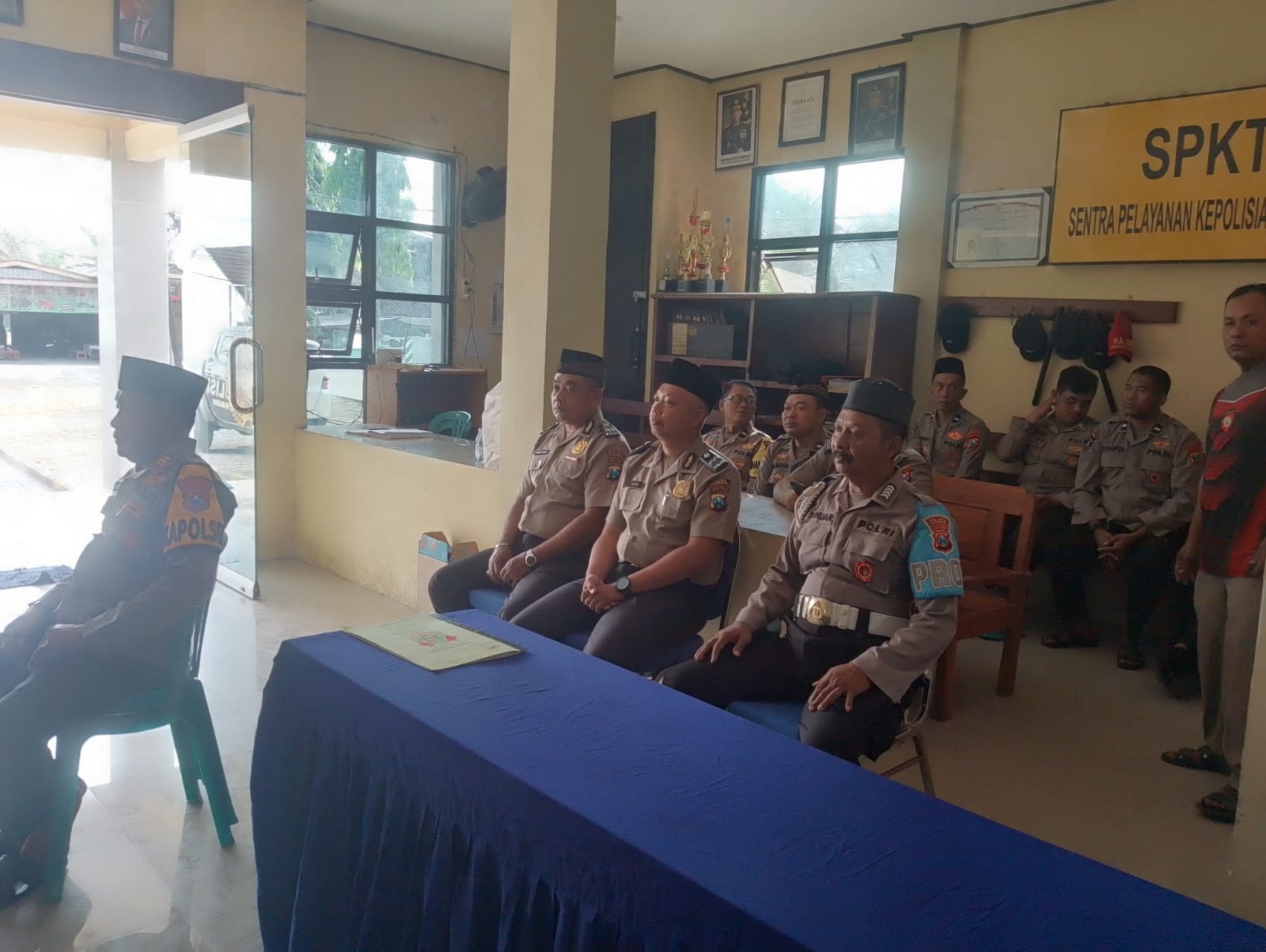 Kapolsek beserta Personil Polsek Ngambon Mengikuti Zoom Binrontal di Polsek Ngambon.