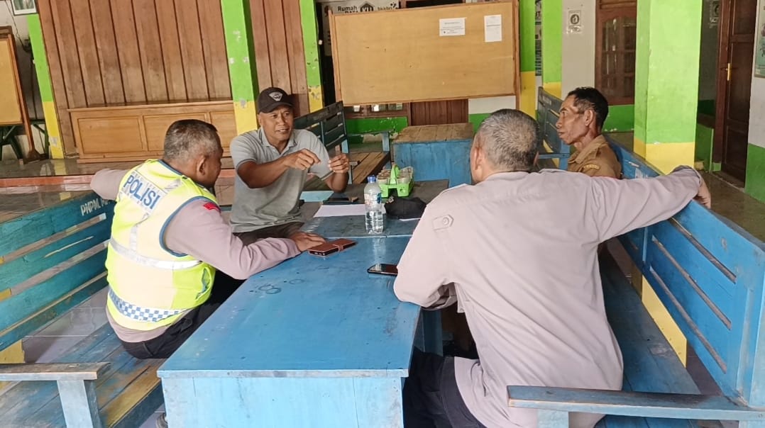 Bhabinkamtibmas Sambang ke Kantor Desa Luwihaji Kec. Ngraho Kab. Bojonegoro