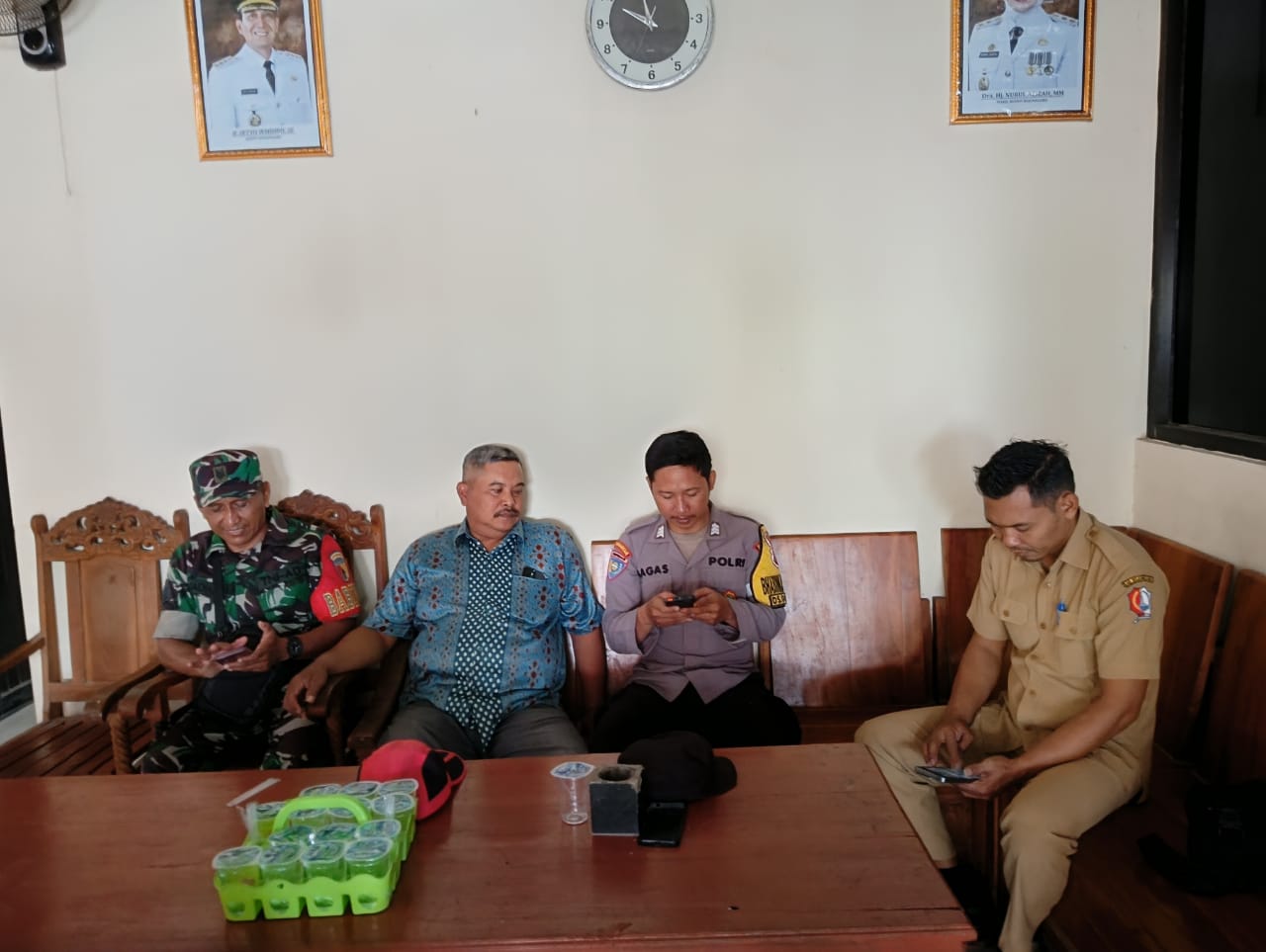 Bhabinkamtibmas Polsek Gondang melaksanakan giat Sambang dan dialogis dengan Kepala Desa dan warga setempat