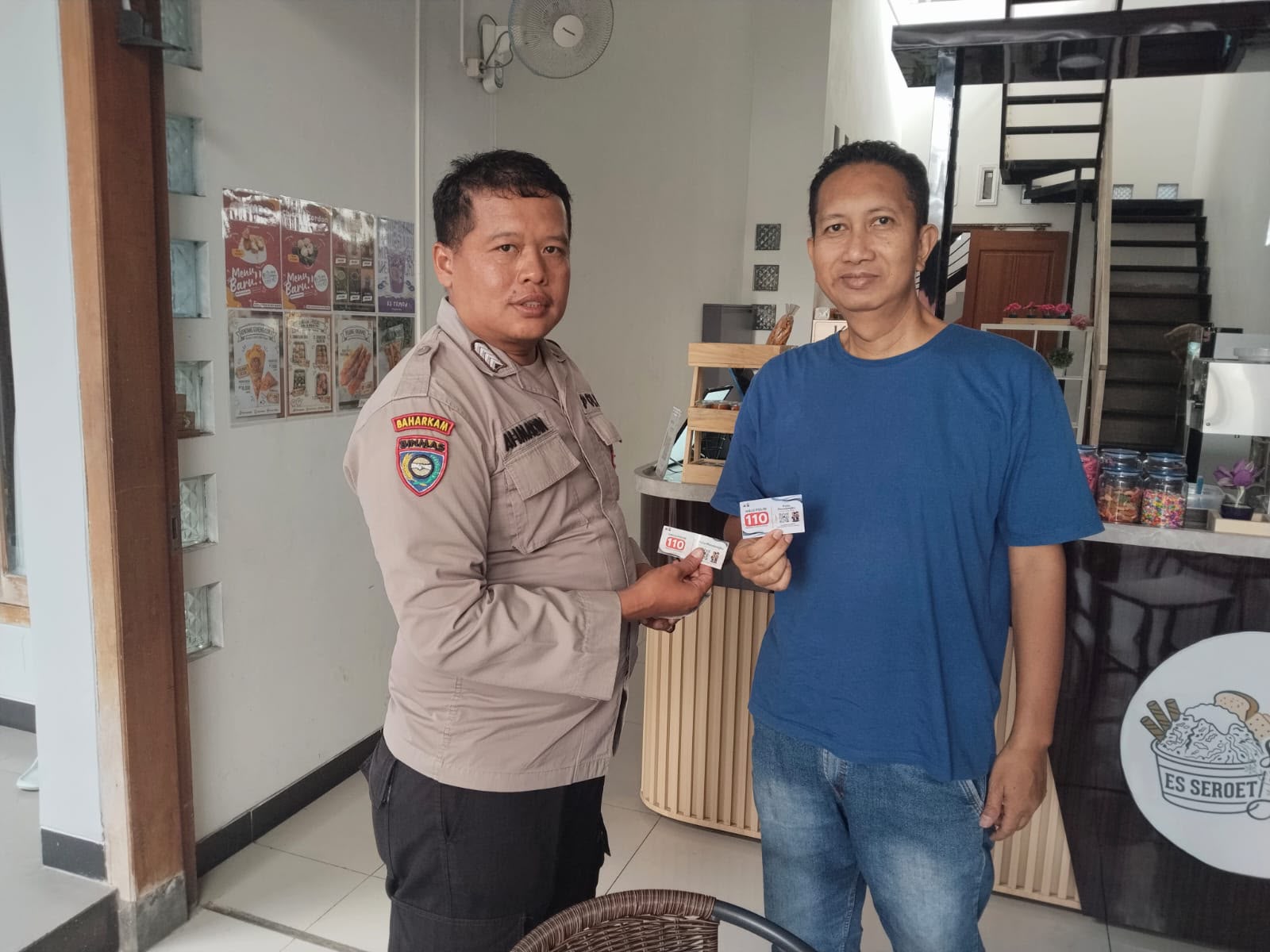 Bhabinkamtibmas Desa Sumuragung Sosialisasikan Layanan Call Center 110 dan Polisi Penolongku kepada Masyarakat