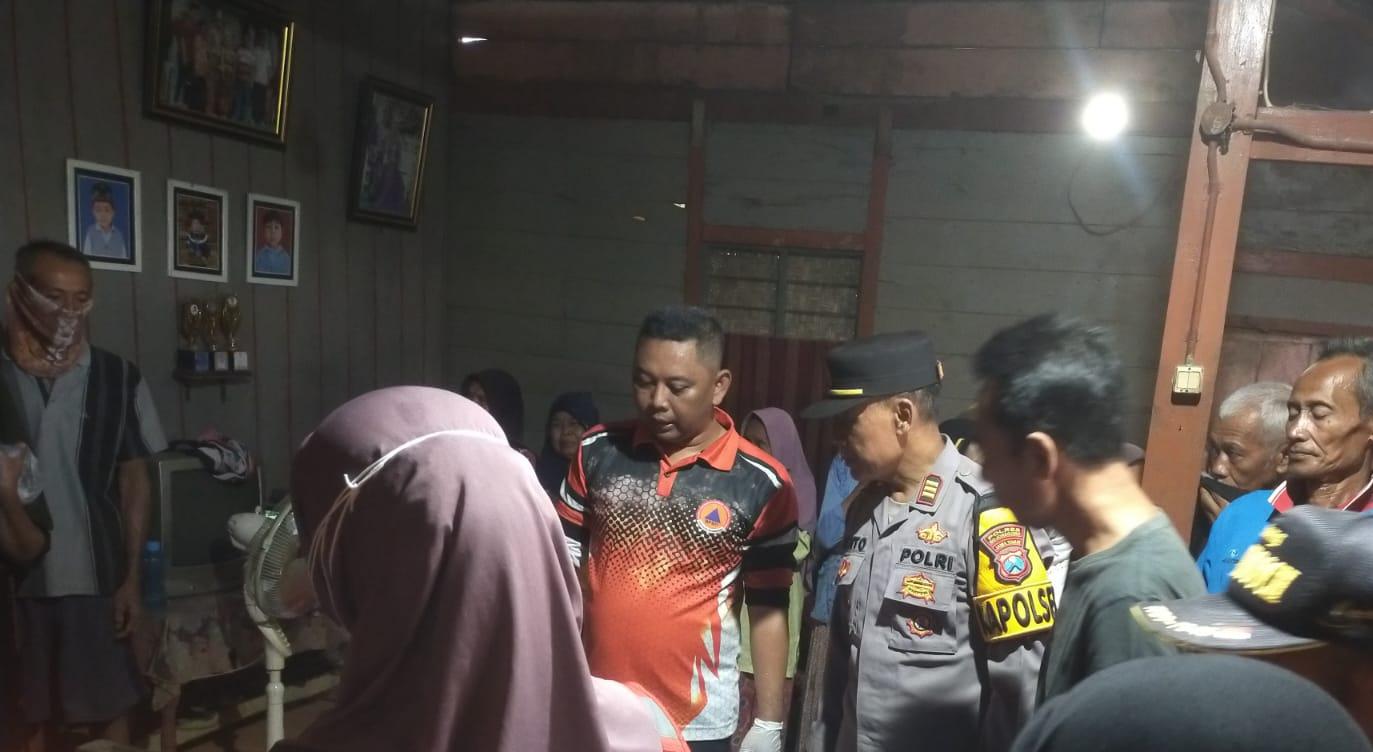 Dua Hari Baru Ditemukan, Kapolsek Ngraho Pimpin Langsung Penyerahan Jenazah Muhadi Kepada Keluarga