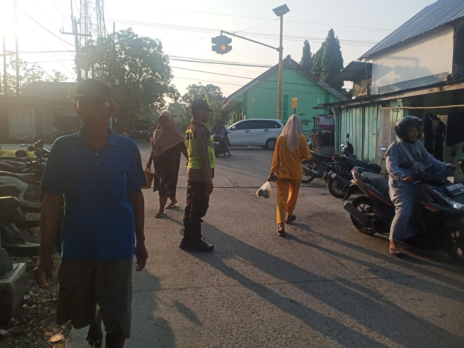 Antisipasi gangguan kantibmas dan macet anggota Polsek Gayam atur Arus lalin di perempatan Pasar Gayam Kecamatan Gayam Kabupaten Bojonegoro