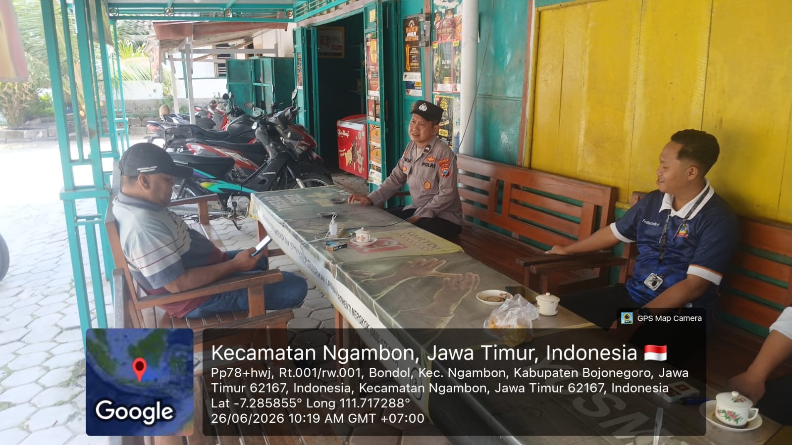 Kanit Binmas Polsek Ngambon sambang dengan warga di desa bondol Kec. Ngambon