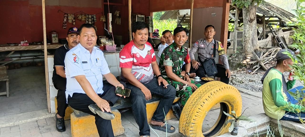 Sampaikan Pesan Kamtibmas, Bhabinkamtibmas Desa Kawengan Nongkrong di Warkop*