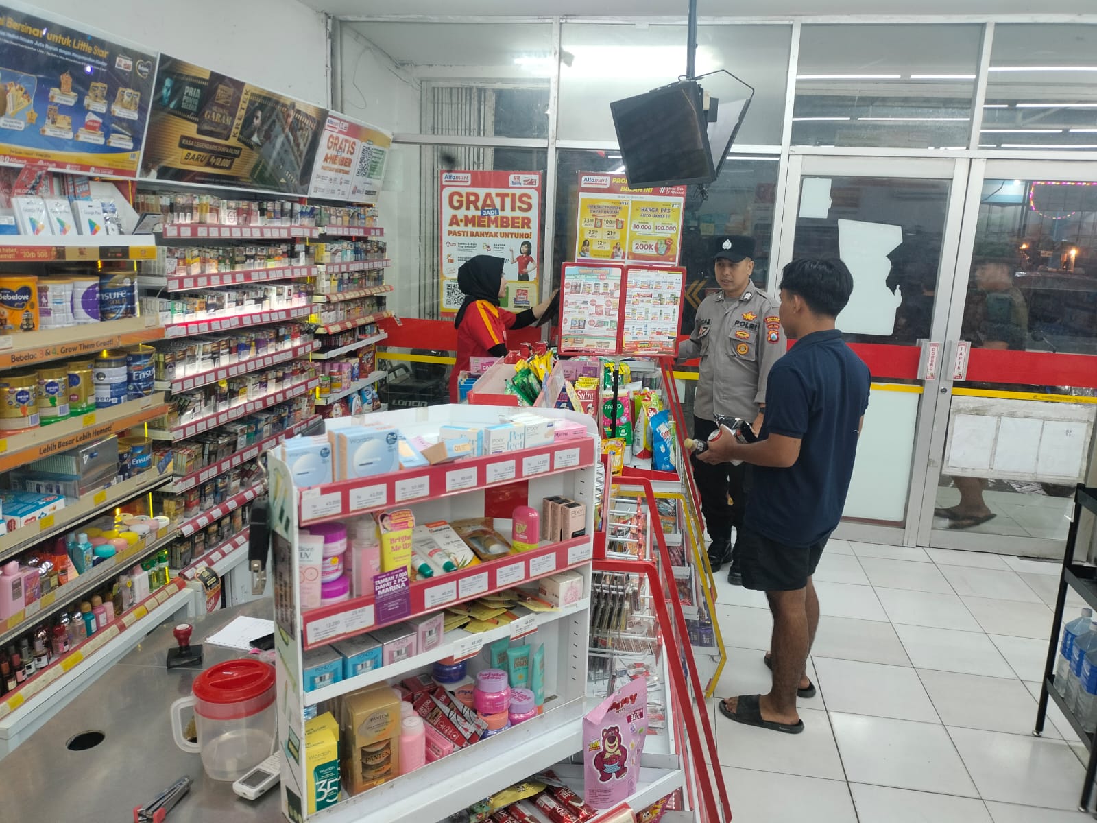 Cegah Aksi Kriminalitas, Anggota Polsek Dander Gelar Patroli Dialogis di Alfamart Dander