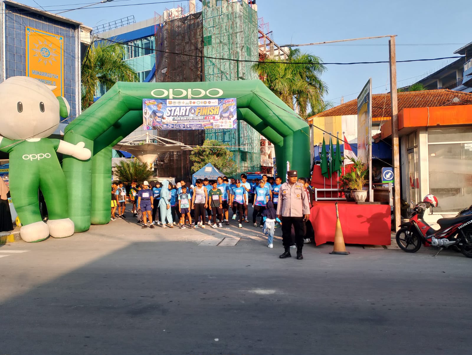 Bhabinkamtibmas Desa Sumberrejo Polsek Sumberrejo Laksanakan Pengamanan Kegiatan Fun Run For Taqwa 5K