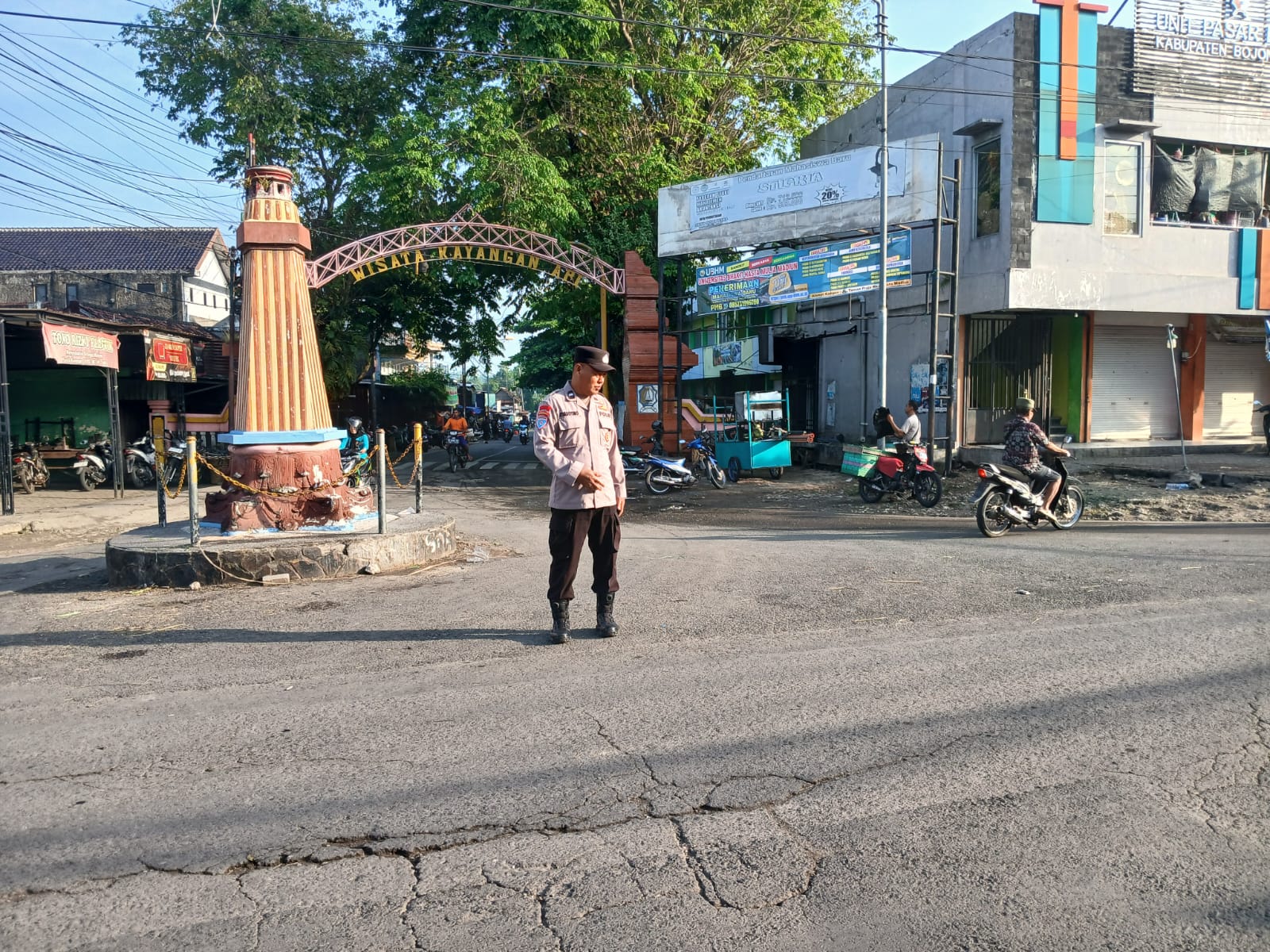 Jaga Kamtibmas Sekaligus Atur Lalin, Anggota Polsek Dander Laksanakan "Sapa Pagi" di Pertigaan Pasar Dander