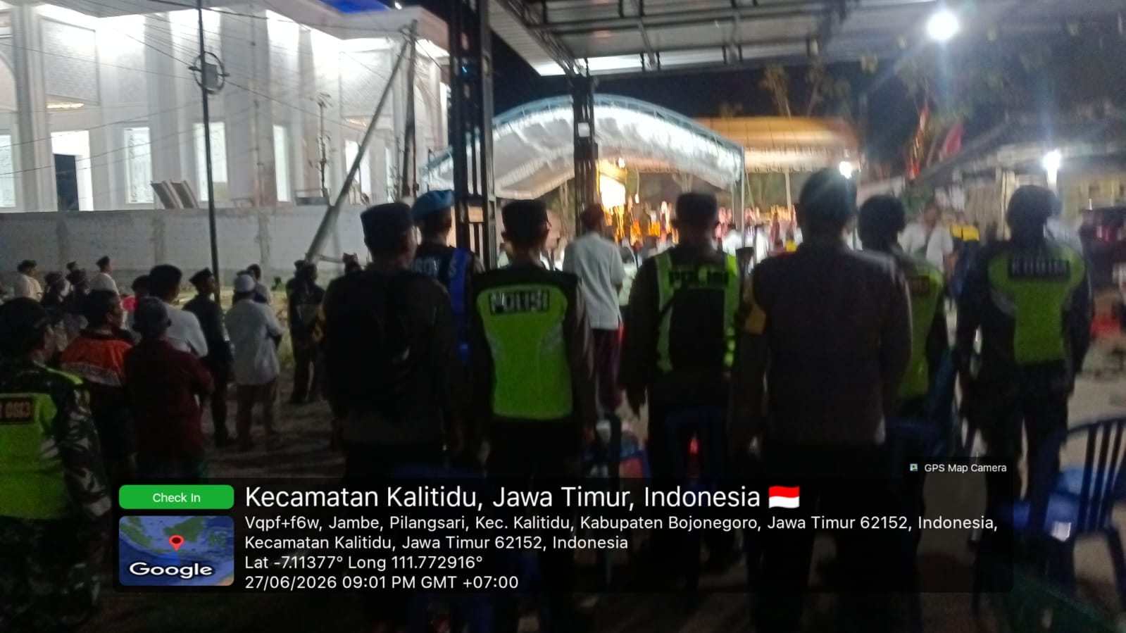 Personel Polsek Kalitidu Lakukan Pengamanan Pagelaran Wayang Kulit.