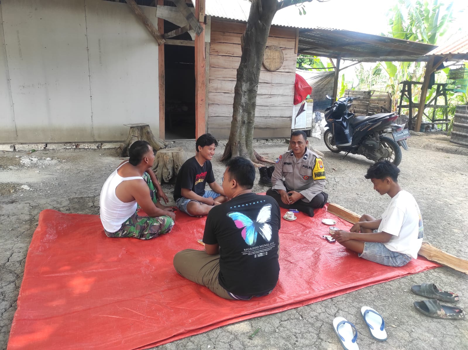 Bhabinkamtibmas Desa Sumberbendo Polsek Bubulan Sambang Dan Dialogis Dengan Warga
