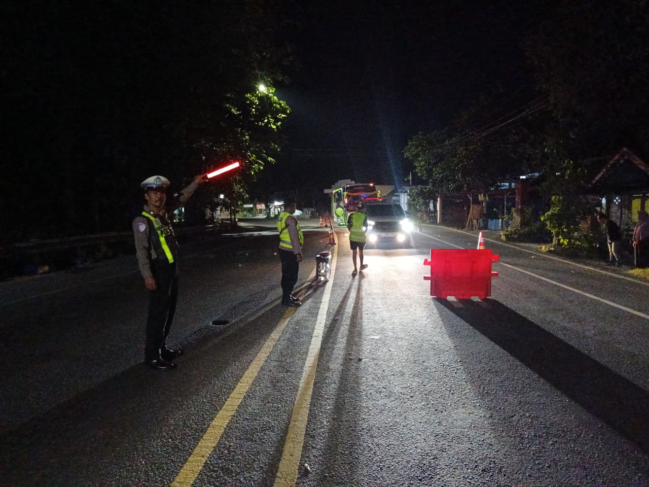 Polsek Ngraho bersama anggota Pos Tinggang Satlantas Polres Bojonegoro melaksanakan Pengaturan Lalu Lintas di Kawasan Perhutani CSO, Antisipasi Kepadatan Akibat Perbaikan Jalan