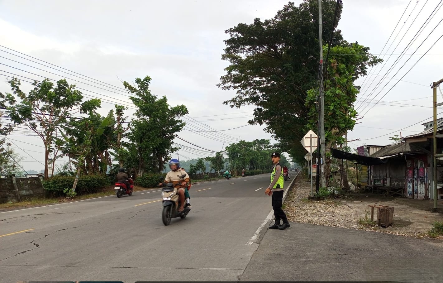 Pengaturan Arus Lalu lintas, Polsek Kalitidu Komitmen Untuk Berikan Pelayanan Pada Pengguna Jalan Raya