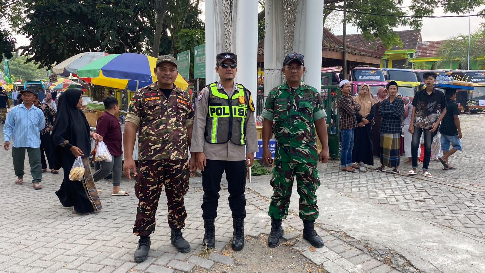 Bhabinkamtibmas dan Babinsa Laksanakan Pengamanan Pemberangkatan Jamaah Umroh di Pondok Darussalam Dungmas