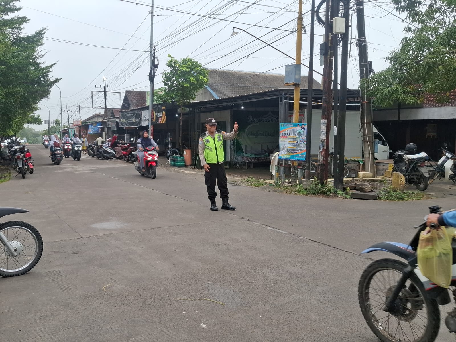 Antisipasi gangguan kantibmas dan macet anggota Polsek Gayam atur Arus lalin di perempatan Pasar Gayam Kecamatan Gayam Kabupaten Bojonegoro