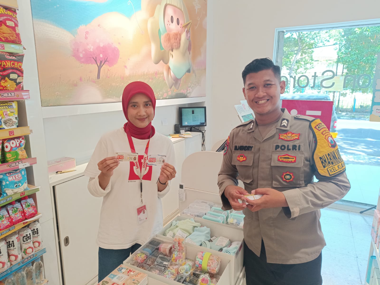 Bhabinkamtibmas Kelurahan Klangon Sosialisasikan Call Center 110 dan Bagikan Kartu Polisi Penolongku kepada Warga