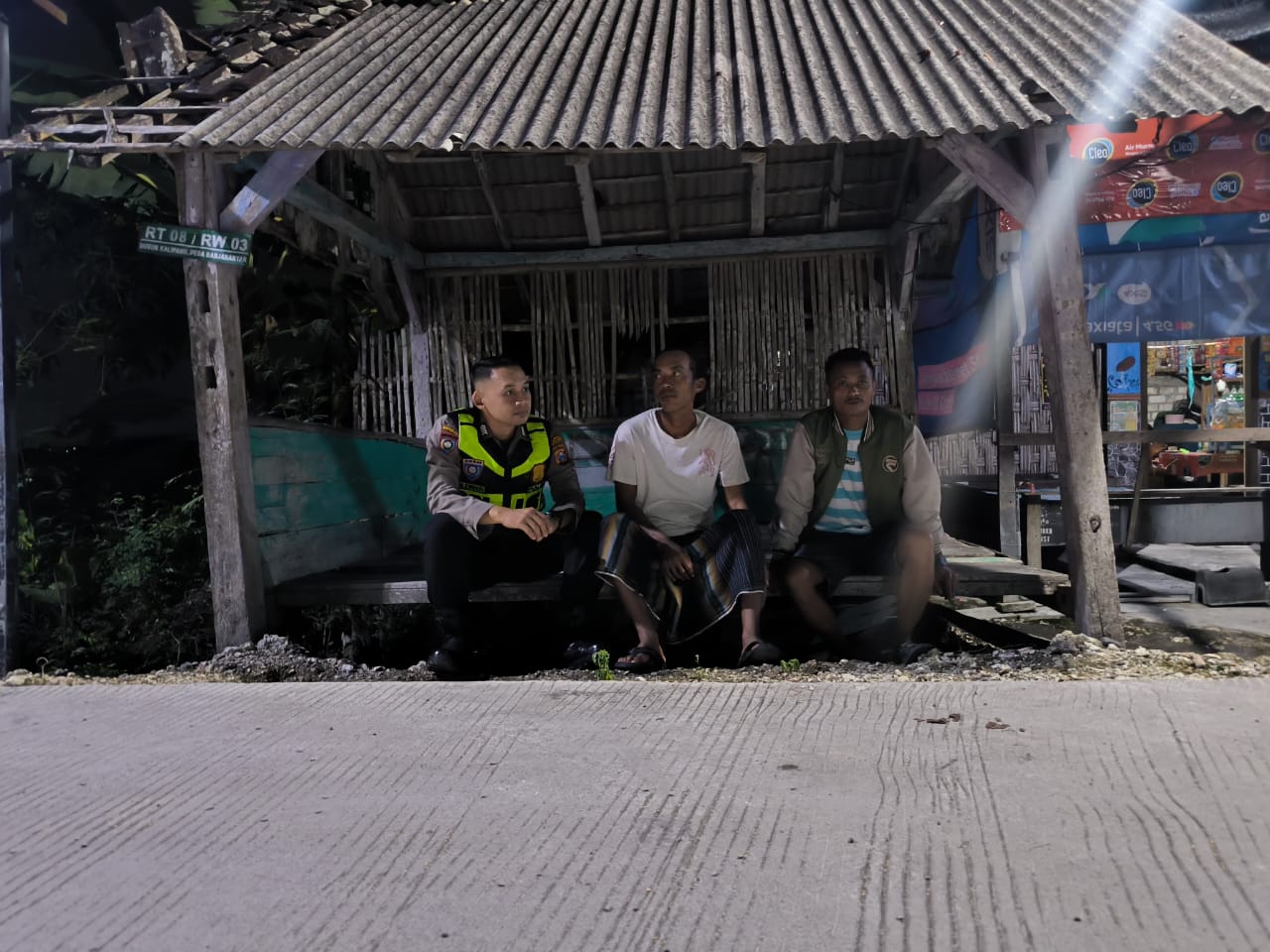 Polsek Baureno Perkuat Harkamtibmas Melalui Patroli Dialogis dan Cangkrukan Bersama Warga
