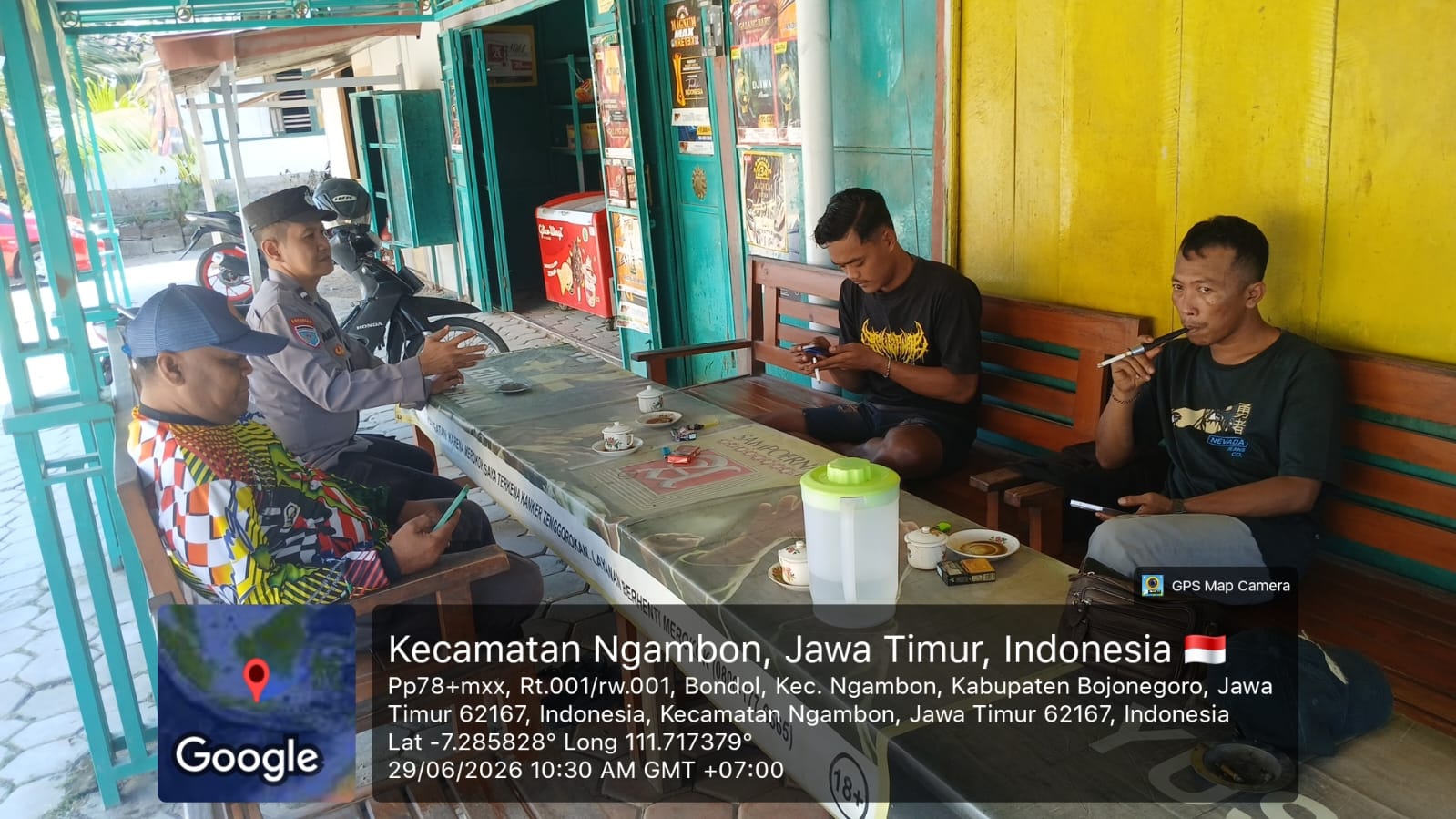 Kanit Binmas Polsek Ngambon sambang dengan warga di desa bondol Kec. Ngambon