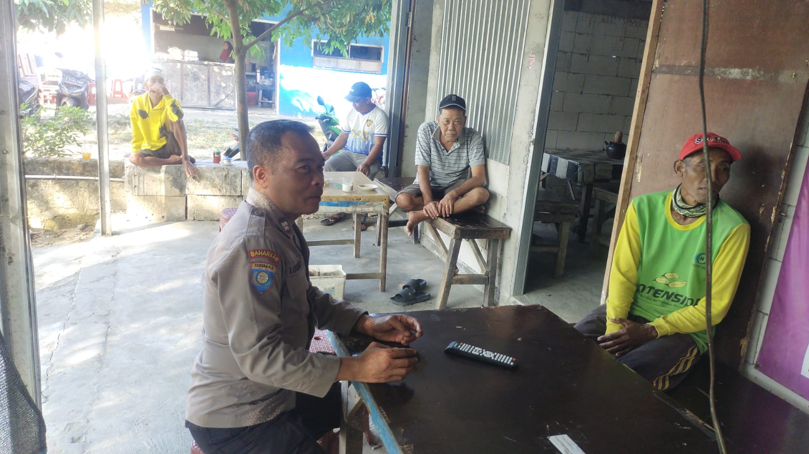 Pererat Kemitraan Dengan Masyarakat, Polsek Trucuk Gelar Patroli Dialogis Saat Nobar Piala Dunia 2026