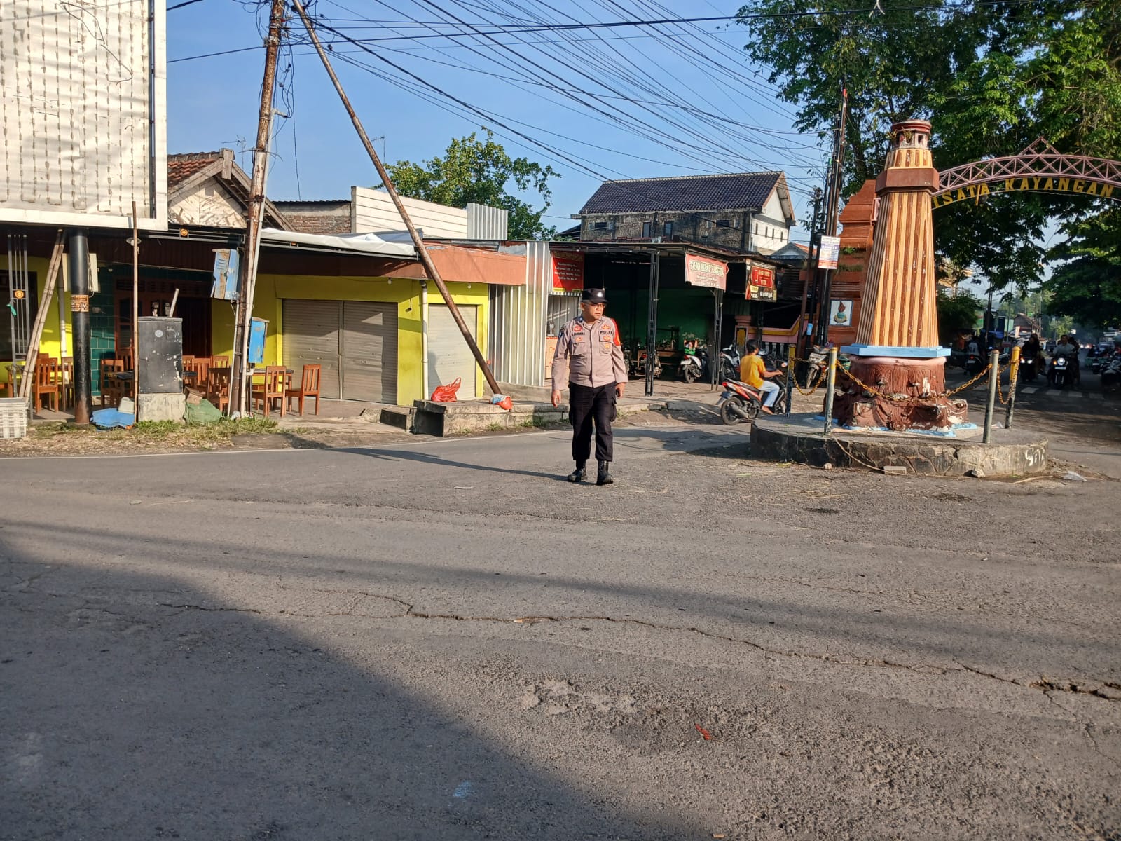 Tertibkan Lalin dan Cegah Kriminalitas, Polsek Dander Rutin Laksanakan "Sapa Pagi" di Pertigaan Pasar Dander
