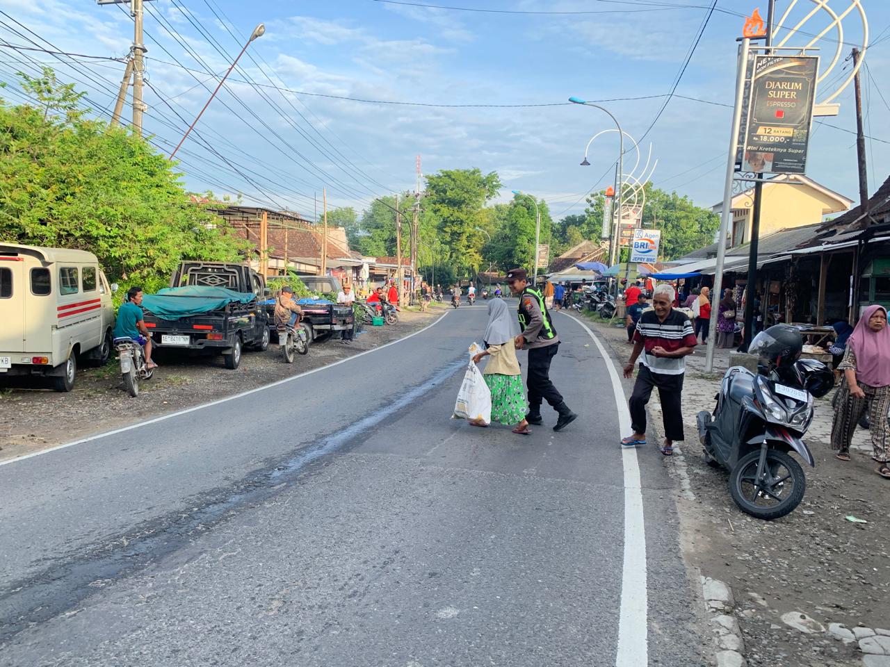 Petugas Jaga Polsek Margomulyo Pengaturan Arus Lalulintas di Pasar Gubuk Dhuwur Desa Margomulyo