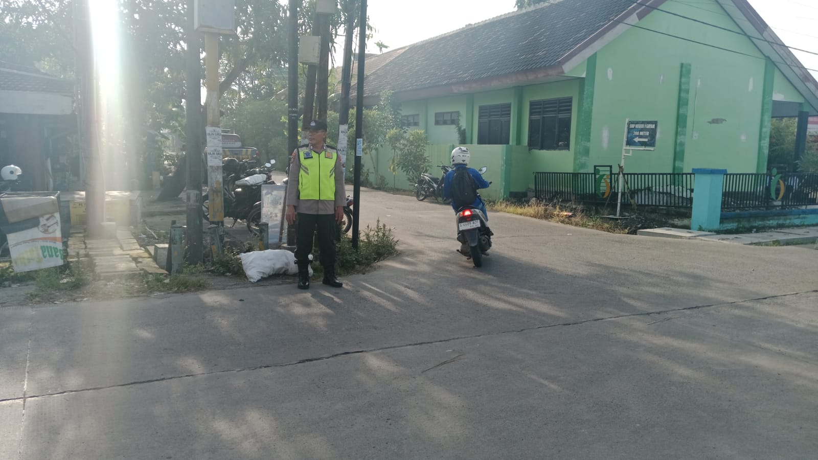 Antisipasi gangguan kantibmas dan macet anggota Polsek Gayam atur Arus lalin di perempatan Pasar Gayam Kecamatan Gayam Kabupaten Bojonegoro