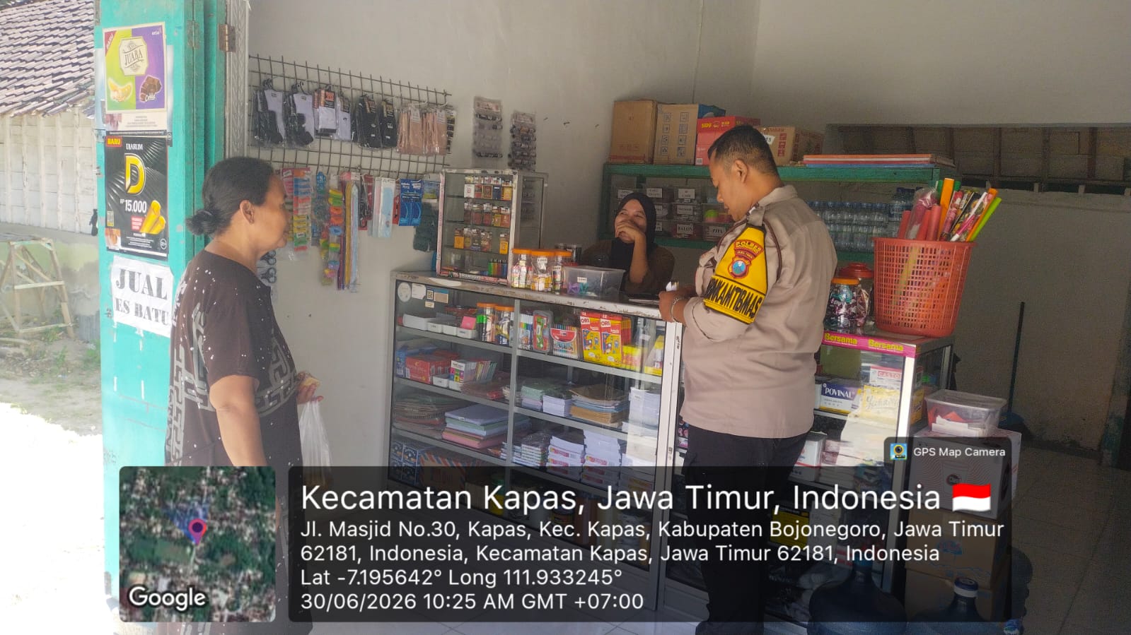 Polsek Kapas Gelar Patroli di Toko Buku dan Alat Tulis Wilayah Kapas, Personel Berbincang-bincang dengan Pedagang dan Pengunjung
