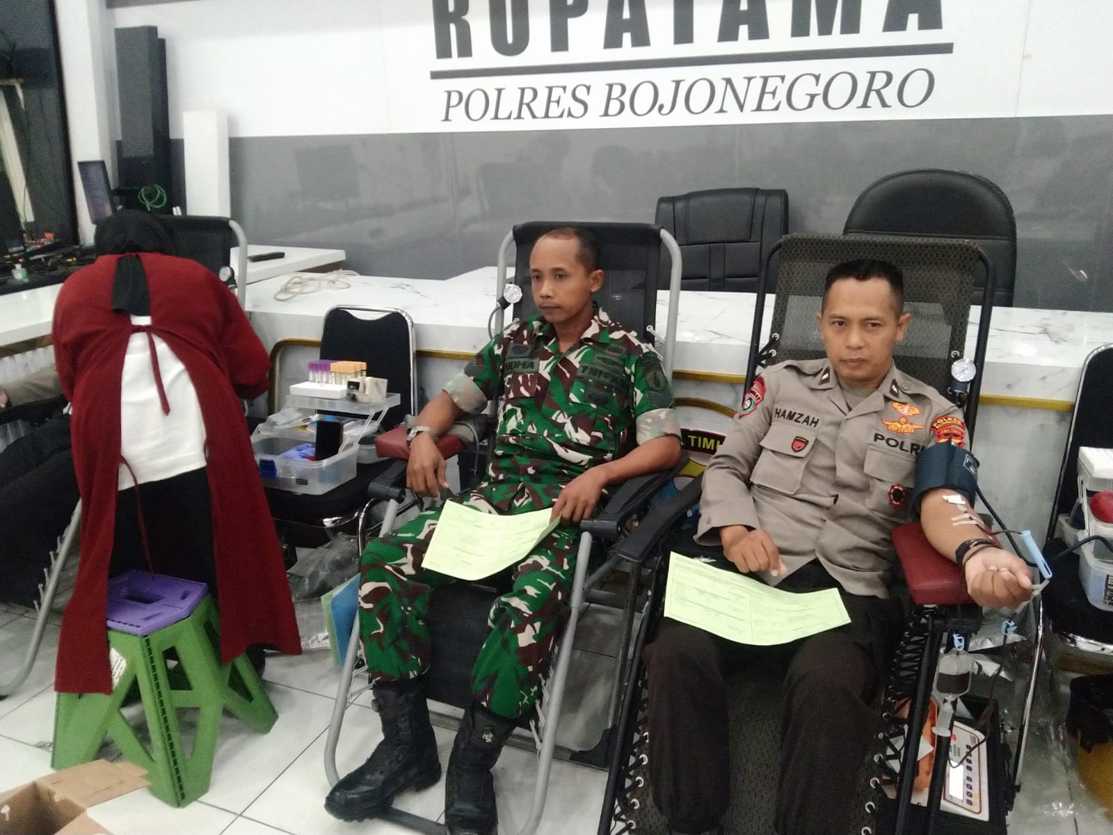 Personel Polsek Kepohbaru Ikuti Donor Darah dalam Rangka Hari Bhayangkara ke-80