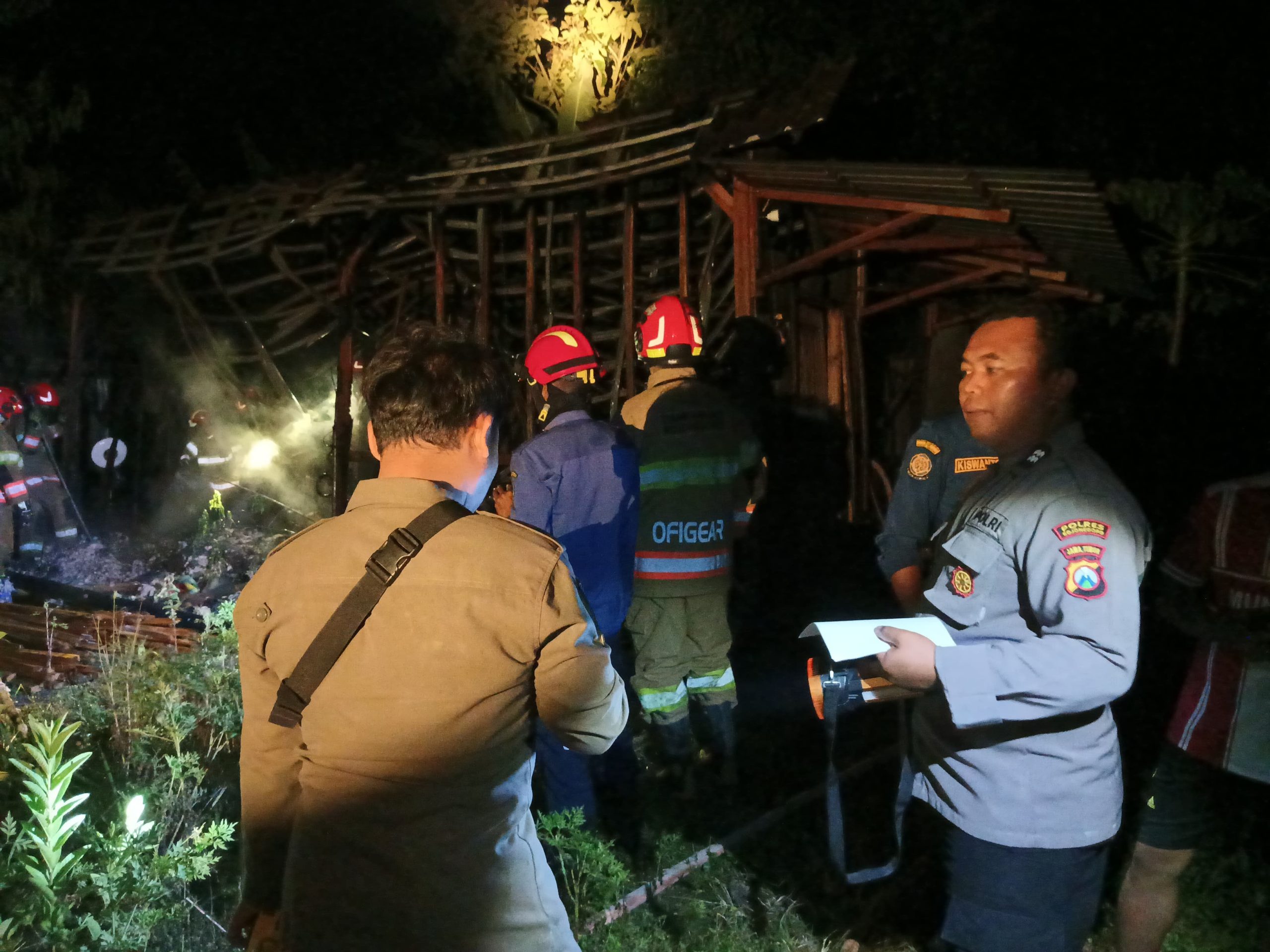 Respon Cepat, Polsek Dander Bersama Damkar Bojonegoro Padamkan Kebakaran Rumah di Desa Karangsono