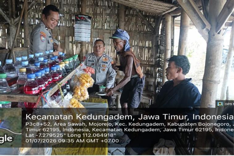 Patroli Cangkrukan Kamtibmas bersama Masyarakat di Warung Persawahan Kedungadem.