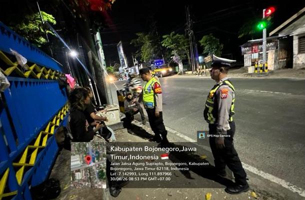 Respon Cepat Laporan Call Center 110, Polsek Bojonegoro Kota Tertibkan Anak Jalanan yang Meresahkan masyarakat di Traffic light