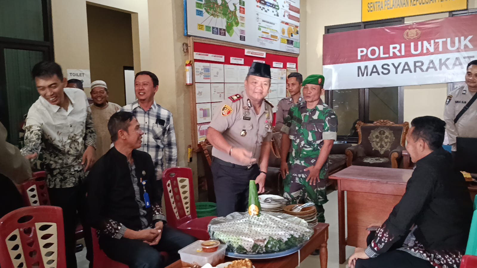 Datangi Mapolsek Kalitidu Forkopimcam Kasihkan Tumpeng dan Ucapkan Selamat Hari Bhayangkara