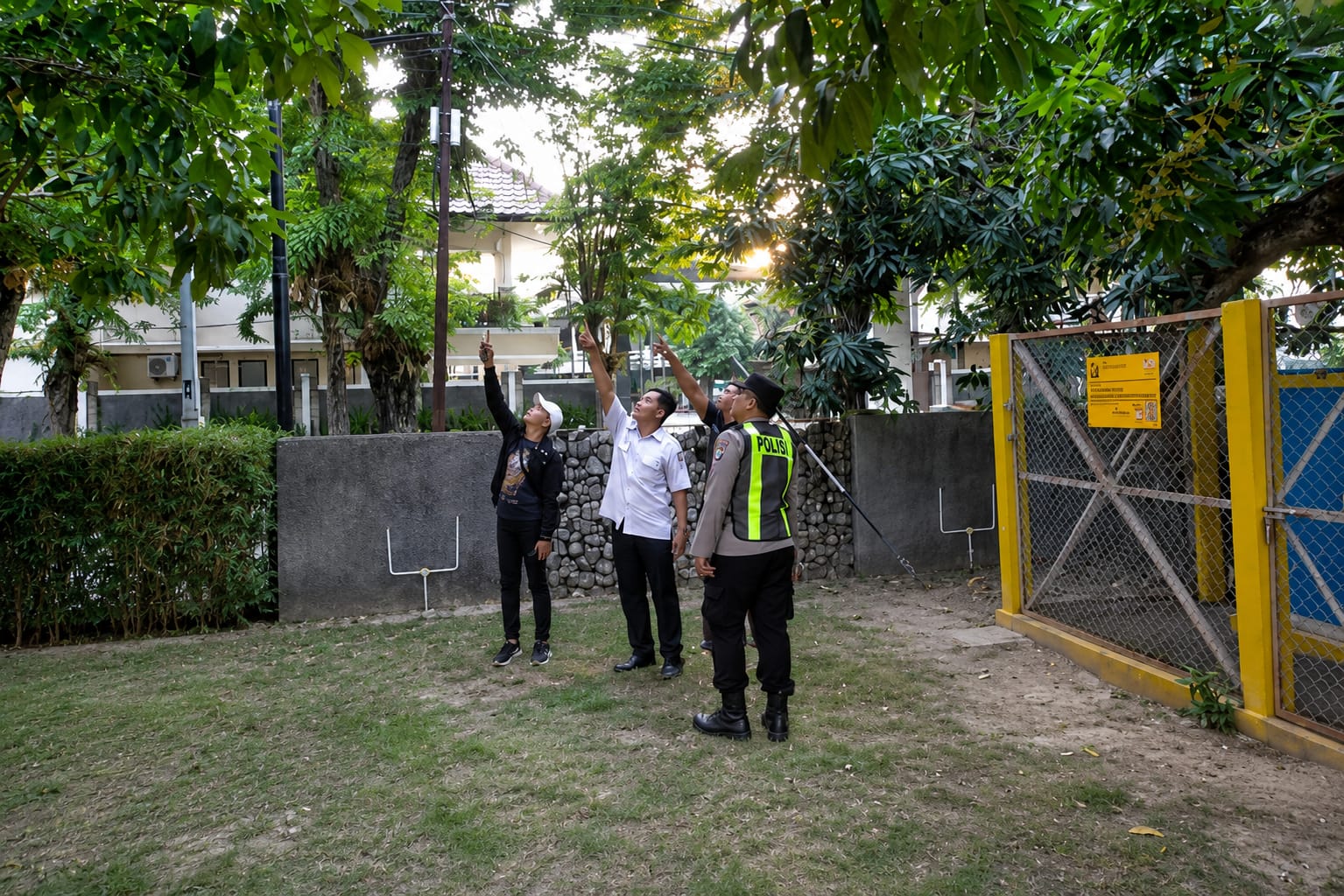 Respons Cepat Laporan Call Center 110, Polsek Bojonegoro Kota Tangani Percikan Api pada Kabel PLN di Depan Kantor DLH