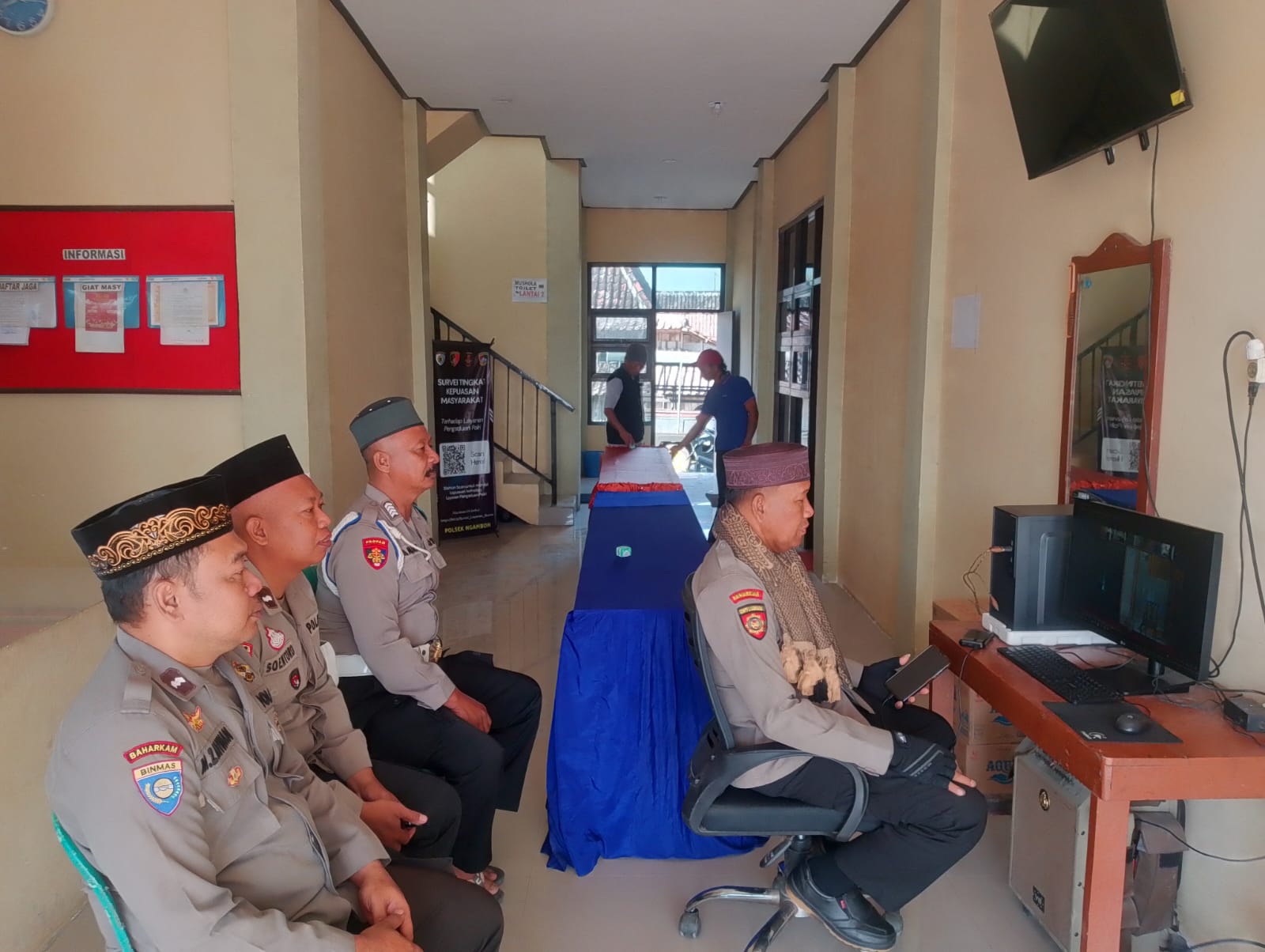 Kapolsek beserta Personil Polsek Ngambon Mengikuti Zoom Binrontal di Polsek Ngambon.
