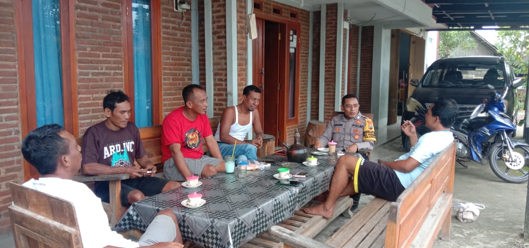 Sambil Ngopi, Bhabinkamtibmas Jalin Keakraban dengan Warga untuk Jaga Keamanan Lingkungan