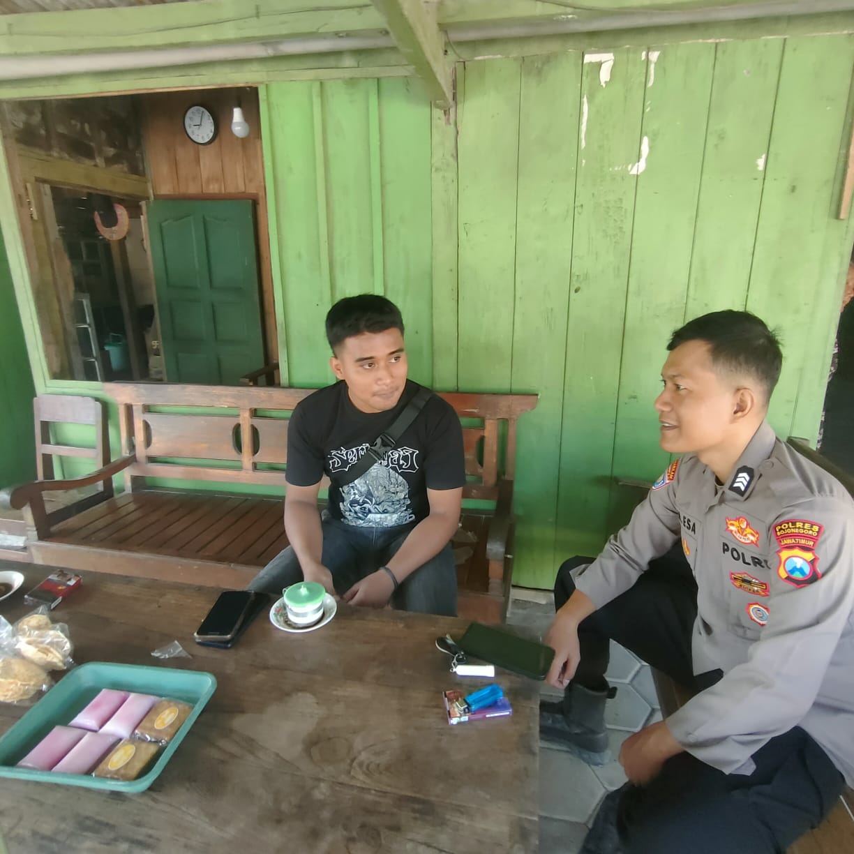 Personil Polsek Ngraho Laksanakan Patroli dialogis Siang Hari di Warung kopi untuk Antisipasi Tindak Kejahatan 3C